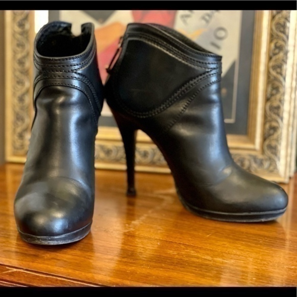 Beautiful 100% authentic Gucci black leather high heeled booties! - Picture 3 of 13